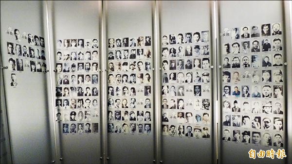 台北二二八紀念館二樓「受難者照片紀念區」的圓弧形毛玻璃牆上，找不到台北市長柯文哲祖父「柯世元」的名字。（記者游蓓茹攝）