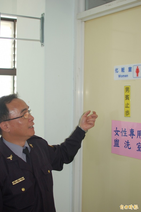 花蓮警分局發生女警遭男警涉嫌偷拍洗澡案，分局火速把浴室改為女性專用。（記者王錦義攝）
