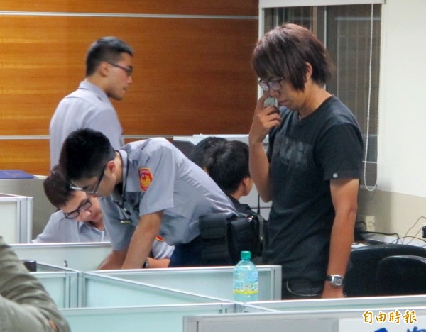 男導遊楊俊哲（右）偷拍女學生，被判刑5年6月，圖為楊俊哲去年7月被逮捕的畫面。（資料照，記者吳仁捷攝）