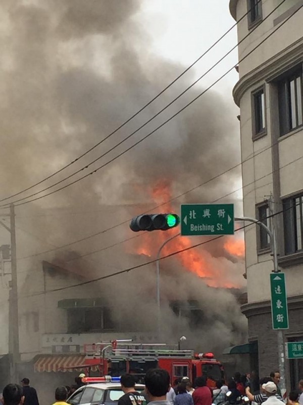 嘉義市北興街靠近遠東街發生火警，火勢驚人。（綠豆嘉義人網站提供）