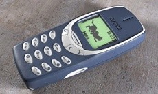 被譽為最強神機的NOKIA 3310，由於耐用程度實在太強大，讓不少網友至今都仍給予相當高的評價。（圖取自internetua.com）