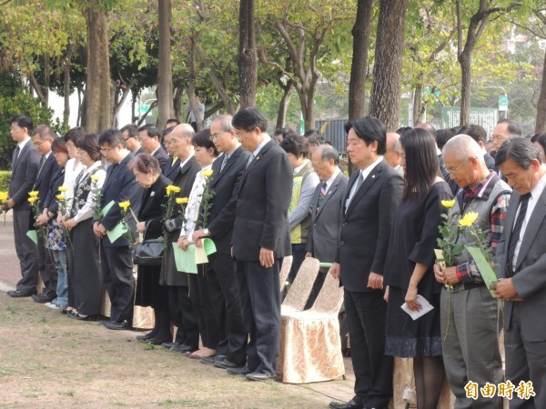 台南市長賴清德（右四）參加228追思紀念會，與受難者家屬及來賓一起為受難者默悼一分鐘。（記者蔡文居攝）