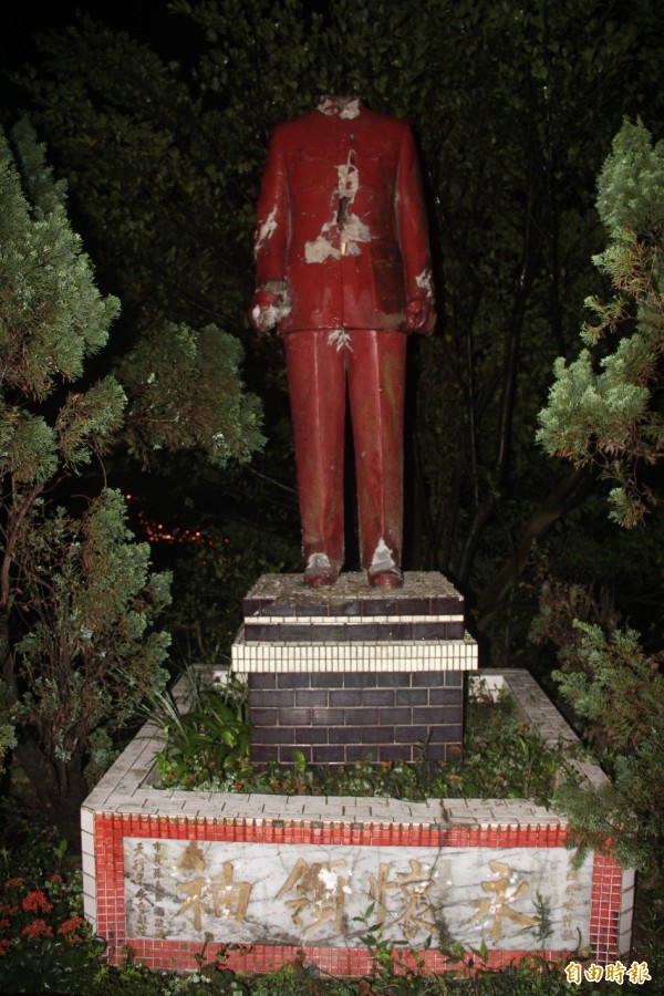 基隆獅球公園的蔣介石塑像被斬首。（記者盧賢秀攝）