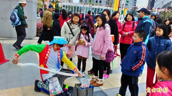 北市松山區發放元宵提燈，活動上有街頭藝人扮小丑、摺氣球發送。（松山區公所提供）