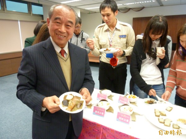 客委會副主委鍾萬梅推薦具東南亞風味的客家美食「五色甜粄」。（記者甘芝萁攝）