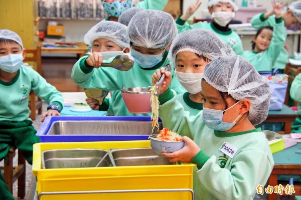 提高營養午餐品質,台中市政府將補助每位學生每餐5元。(記者張菁雅攝) 提高營養午餐品質,台中市政府將補助每位學生每餐5元。(記者張菁雅攝)