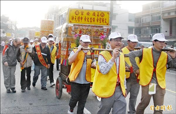 西港慶安宮千歲爺昨在西港五角頭各聚落遶境。（記者楊金城攝）