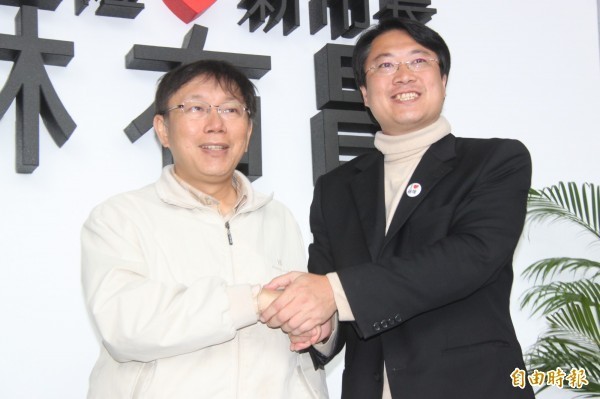 台北市長柯文哲（左）上任前曾與基隆市長林右昌（右）談北基合作，也針對捷運南港基隆線會談過。（資料照，記者林欣漢攝）