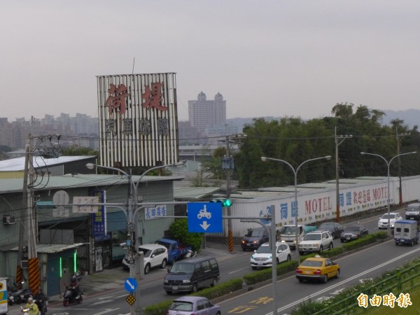 位於蘆洲區環堤大道上的荷堤汽車旅館現已歇業，另有業者欲遷入改為殯儀禮廳使用，引起周邊居民強烈反彈。（記者李雅雯攝）