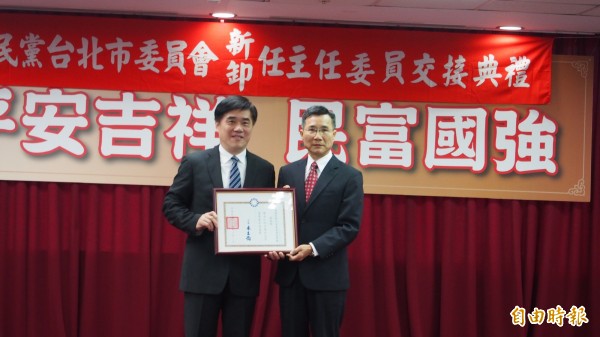 台北市長郝龍斌（左）今早主持國民黨台北市黨部新、卸任主委交接典禮。（記者蔡亞樺攝）