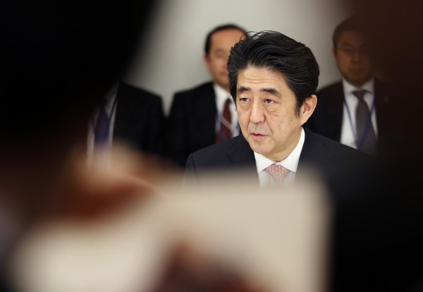 日本首相安倍晉三被媒體爆出違規收受政治獻金。（美聯社）