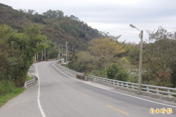 台十一乙線富源橋位在大轉彎處，因動線不佳又老舊，公路總局將改建。（記者張存薇攝）