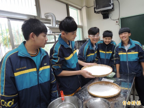 大成商工餐飲科教土庫國中師生做元宵，讓學生體驗傳統年節氣氛。（記者廖淑玲攝）