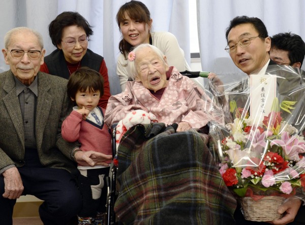 世界上最長壽的人為來自日本的大川美佐緒，圖為大川與她的家人們，以及大阪市東住吉區區長小倉健宏（右一）出席慶祝活動。（美聯社）