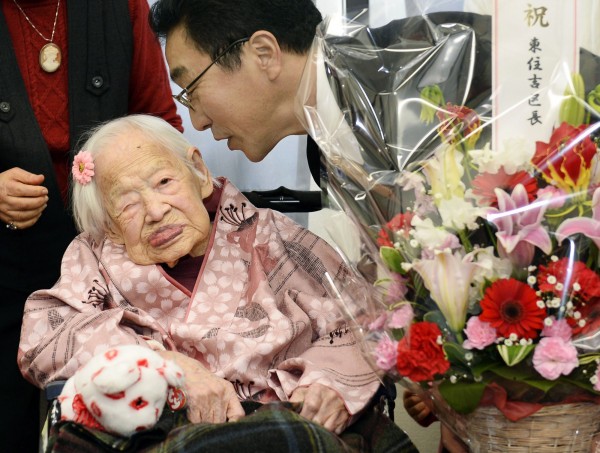 世界上最長壽的人為來自日本的大川美佐緒，她目前身體狀況良好，只是聽力大不如前，必須要很靠近耳朵說話她才聽得到。（美聯社）