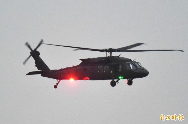 國防部在政府採購網站的決標公告上，誤植UH-60黑鷹直升機的品名，惹來網友笑話。（資料照，記者張忠義攝）