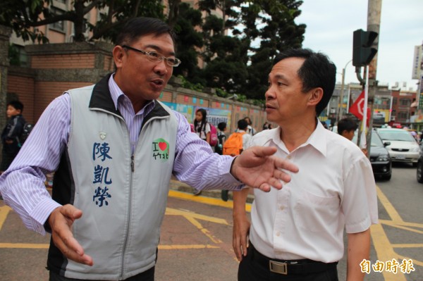 議員陳凱榮（圖左）日前接獲民眾陳情，指出博愛公園一帶出現遛鳥俠。（資料照，記者黃美珠攝）