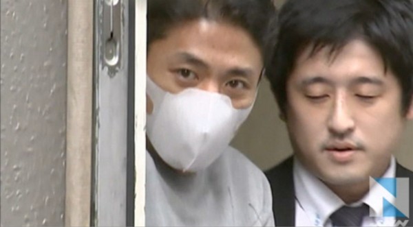 東京一家房仲公司老闆（左）涉嫌毆打遲到的男性員工，被警方逮捕到案。（圖擷取自TBS NEWS）