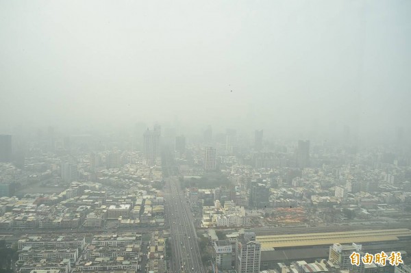 原本今天上午要影響台灣的中國沙塵暴，因下雨洗塵作用，將延後報到，圖為高雄今早的空氣品質概況。（記者張忠義攝）