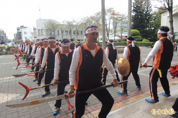 卑南南清宮展現兵器演練氣勢，為台東消災解厄。（記者張存薇攝）