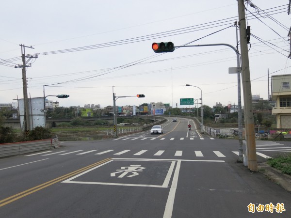 頭份光華北路、信義路口，下坡路段易有學生車速過快肇事，民代盼增設減速標線等措施改善。（記者鄭鴻達攝）