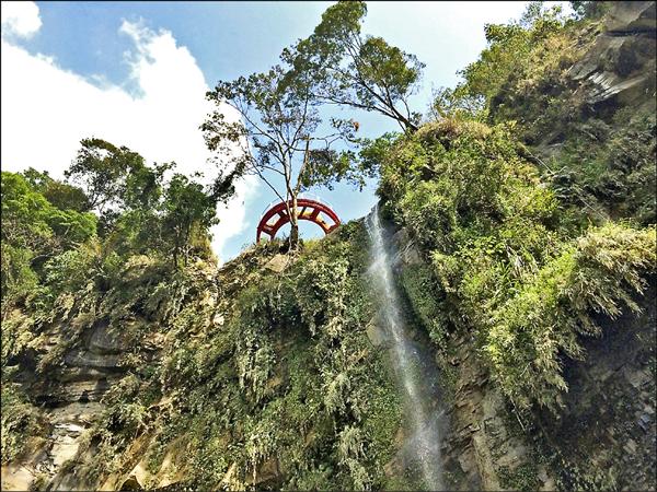 中寮鄉龍鳳瀑布空中步道，位在瀑布源頭的斜上方。（中寮鄉公所提供）