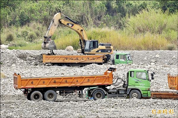 石岡水壩趁枯水期，正持續進行清淤。（記者李忠憲攝）