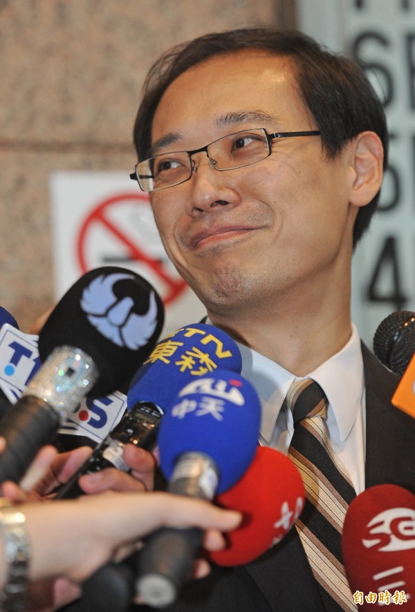針對中國國家主席習近平與國務院總理李克強老調重彈「九二共識」談話,國民黨發言人楊偉中今天回應,國民黨長期以來始終在兩岸政策上堅持「和平發展、互利雙贏」的基本原則,也持續在「九二共識、一中各表」的基礎上推動兩岸和平發展,但他也同時強調,兩岸應共同檢討經濟交流果實分配的公義問題。(資料照,記者劉信德攝) 針對中國國家主席習近平與國務院總理李克強老調重彈「九二共識」談話,國民黨發言人楊偉中今天回應,國民黨長期以來始終在兩岸政策上堅持「和平發展、互利雙贏」的基本原則,也持續在「九二共識、一中各表」的基礎上推動兩岸和平發展,但他也同時強調,兩岸應共同檢討經濟交流果實分配的公義問題。(資料照,記者劉信德攝)