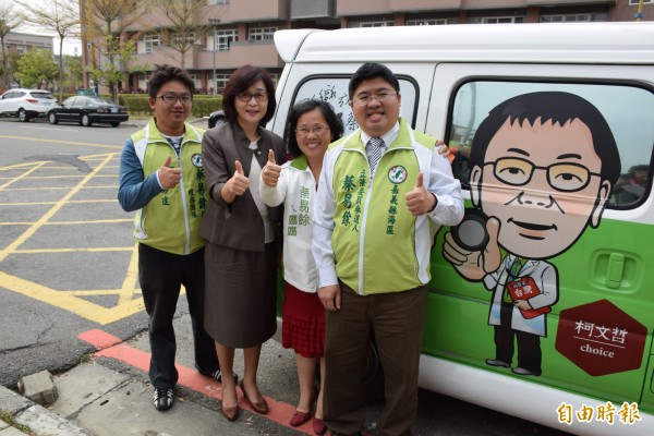 前雲林縣長蘇治芬及柯文哲胖卡宣傳車，都替蔡易餘助陣。（記者吳世聰攝）