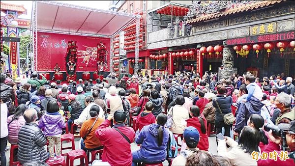 板橋慈惠宮前舉辦「聽見四季板橋，春之曲藝匯演」，現場聚集許多民眾一同鬧元宵。（記者林郁姍攝）