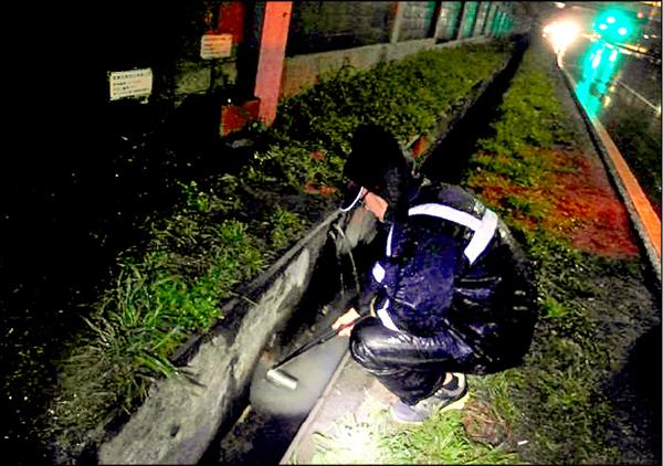 位於桃園大園區的復興空廚，將未經處理廢水直接繞流偷排至南崁溪，造成污染，被桃園市環保局勒令停工。（環保局提供）