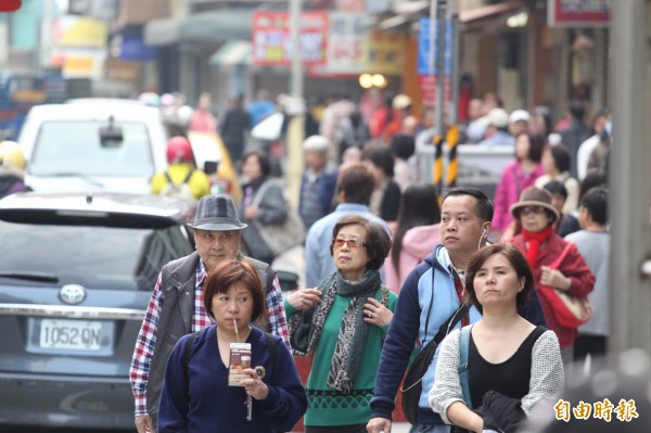 中央氣象局表示，今天東北季風稍微增強，中部以北與宜蘭的氣溫偏涼，北部及東半部地區仍有局部短暫雨，中南部地區則是多雲時晴。（資料照，紀者翁聿煌攝）