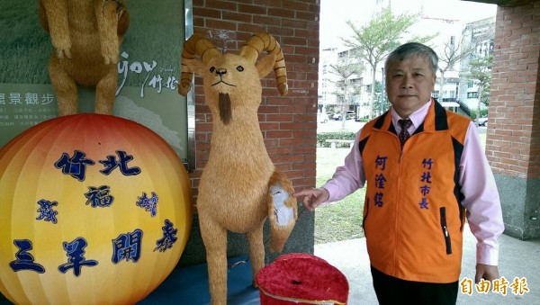 新竹縣竹北市公所在文化公園迴廊展是的競賽花燈遭破壞，市長何淦銘到場瞭解。（記者蔡孟尚攝）