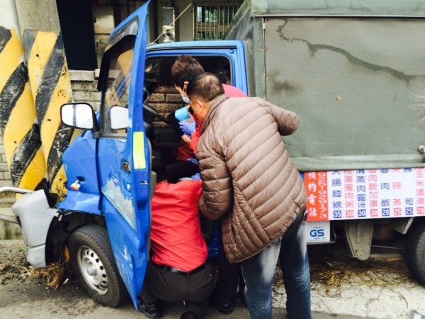 疑似因爆胎導致車輛失控，婦人於苗栗縣竹南鎮復興路復近農路自撞電線桿，痛地不斷哀嚎，消防員到場趕緊將其救出送醫。（苗栗縣消防局竹南分隊提供）