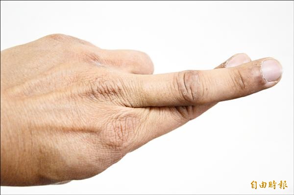 余女左手食指中指交疊點擊自己頭部2次，被檢方提起公然侮辱公訴。（模擬圖、記者張瑞楨攝）