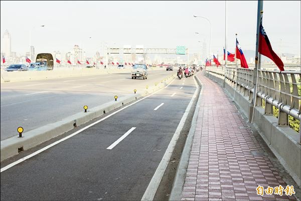 橫跨雙北市的十二座橋樑將增設自行車道，圖為列入第一期工程的華江橋，今年將展開規劃設計。（記者賴筱桐攝）