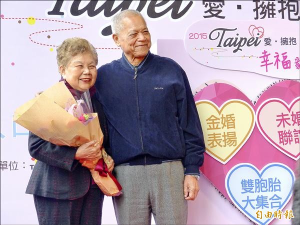 台北市民政局舉辦「Taipei 愛‧擁抱幸福家庭」人口政策宣導活動，請來柯爸柯媽當代言人。（記者蕭婷方攝）