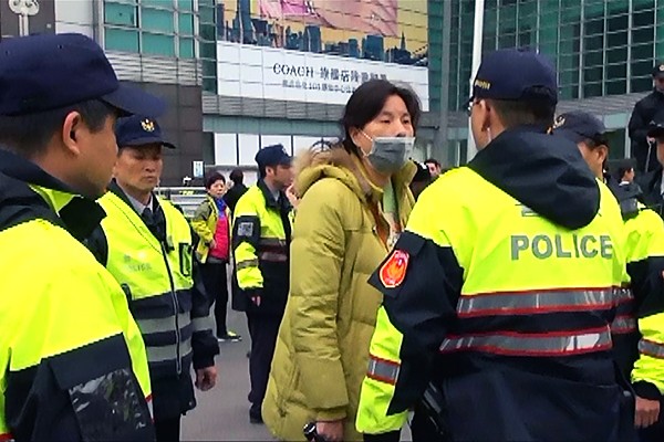 愛國同心會成員張秀葉跟警方叫囂（記者邱俊福翻攝）