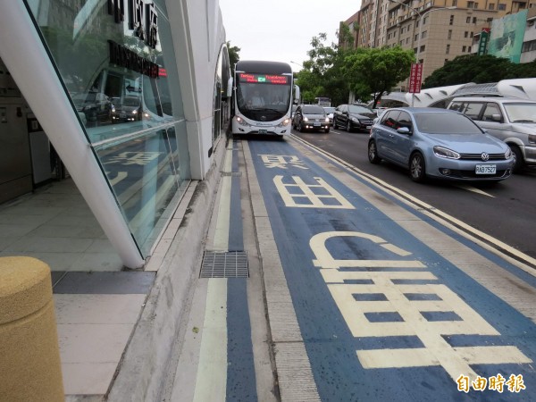 中港路不少中央分隔島屬於私人土地，如果要土地徵收，可能要繳上百億元，所以才改蓋在左右兩側的車道上。（資料照，記者張菁雅攝）