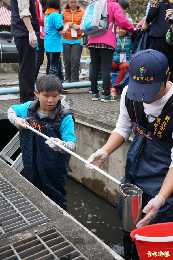 學生穿青蛙裝體驗採水化驗。（記者林郁姍攝）
