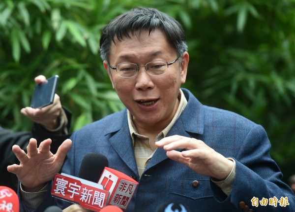 台北市長柯文哲今日出席黃煌雄新書發表會，被問到悠遊卡公司人事案，柯文哲表示，人事案都有標準的遴選過程，用人絕對沒有預設立場。（記者簡榮豐攝）