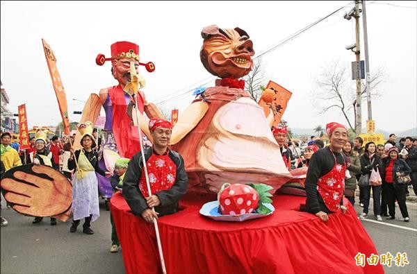 配合桃園燈會，龍元宮推出創意踩街，高大的客家大偶沿途表演，所到之處成了注目焦點。（記者李容萍攝）