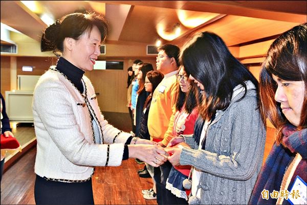 宜蘭家扶昨頒發獎助學金，縣長夫人林素雲（左一）代為頒贈給受獎學生。（記者游明金攝）