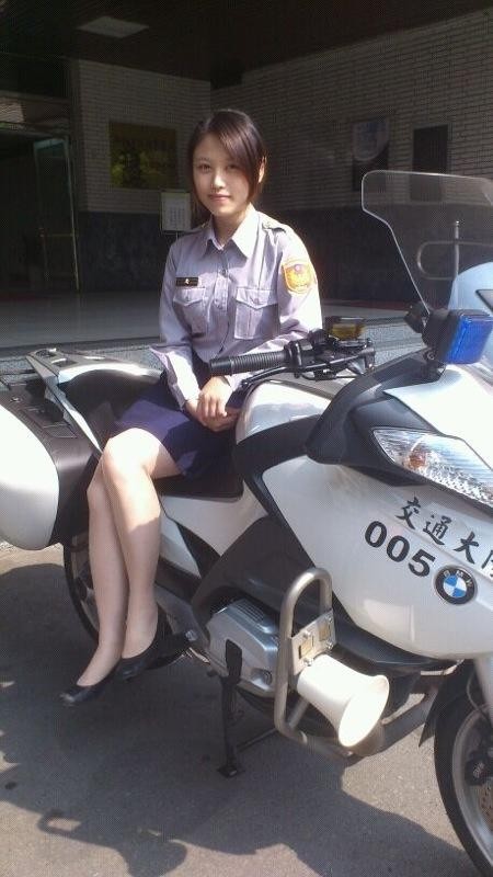 女警黃逸伶目前在新北市板橋警分局服務。（記者余衡翻攝）