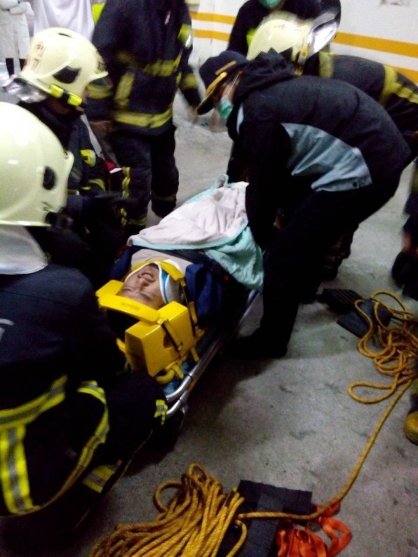 新北市消防局第七大隊緊急前往救援，救出受困在停車場升降機內的男子。（記者吳張鴻翻攝）