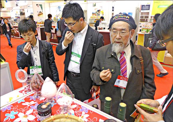 東京國際食品展「高雄物產館」受到日本人歡迎，吸引買家慕名前來消費。（市府農業局提供）