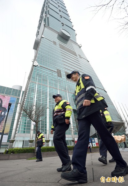 為防範愛國同心會成員茲事，台北市信義分局7日派出大批警力前往101前維持秩序。（記者王敏為攝）