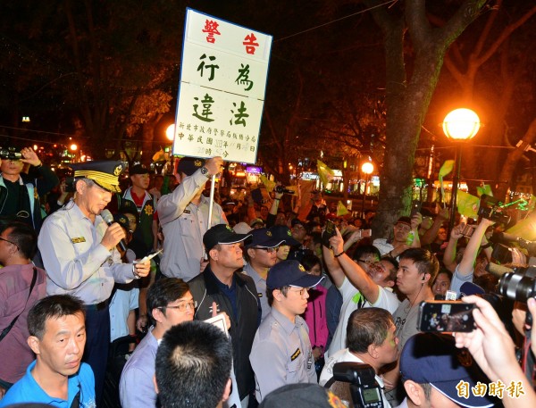 民進黨新北市長候選人游錫堃在新北市板橋站前廣場舉辦新北幸福音樂會，因未獲新北市政府准許，新北市警方出動上百警力，將舉牌警告非法集會。（資料照，記者吳仁捷攝）