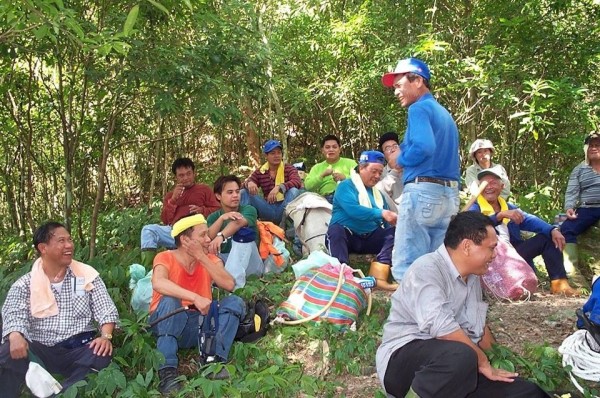 卡大地布部落2002年10月30日首度辦理遺址尋根，部落參與長者如今都已往生，族人感傷。（記者陳賢義翻攝）