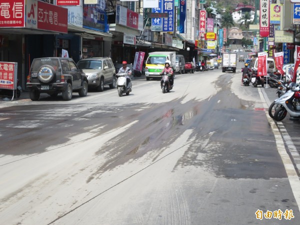 水里鄉鬧區民生路進行雨水下水道工程，包商切割馬路造成大量粉塵讓民眾受不了。（記者劉濱銓攝）